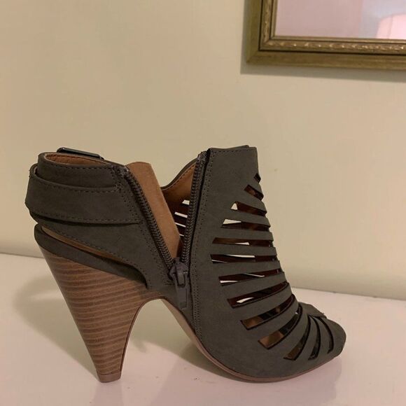 Streetwear Society faux suede gladiator inspired multi strap shoe, NWOT, sz 8 - Picture 4 of 16